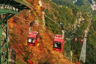 無料壁紙 山上駅の窓から見ろした光景。PCとデスクトップ壁紙に最適な4K高画質の無料壁紙。三重県菰野町の御在所ロープウエイで撮影したフリー写真素材