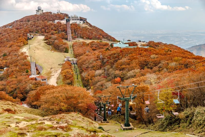 無料壁紙 山上リフト周辺の紅葉。PCとデスクトップ壁紙に最適な4K高画質の無料壁紙。三重県菰野町の御在所ロープウエイで撮影したフリー写真素材