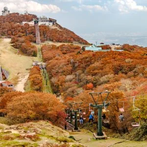 無料壁紙 山上リフト周辺の紅葉。PCとデスクトップ壁紙に最適な4K高画質の無料壁紙。三重県菰野町の御在所ロープウエイで撮影したフリー写真素材