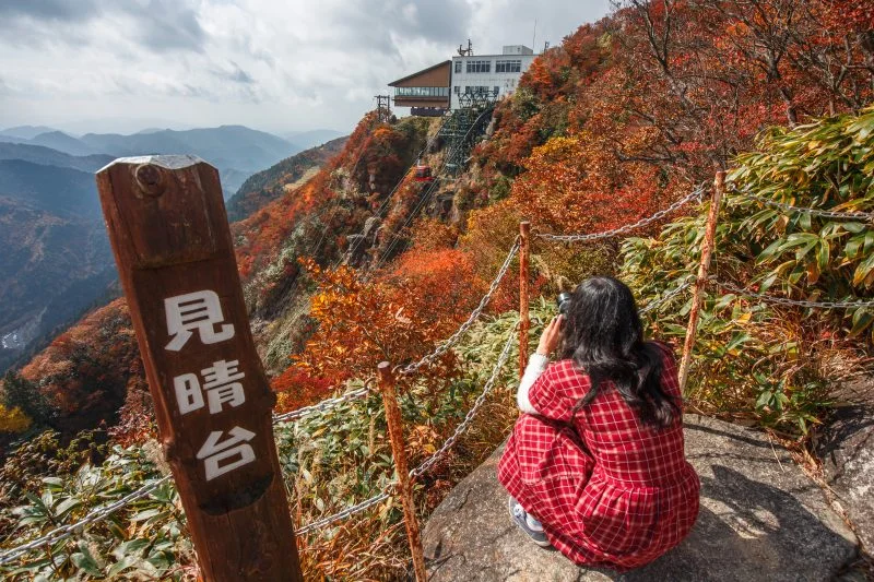 無料壁紙 見晴台から撮影する人。PCとデスクトップ壁紙に最適な4K高画質の無料壁紙。三重県菰野町の御在所ロープウエイで撮影したフリー写真素材