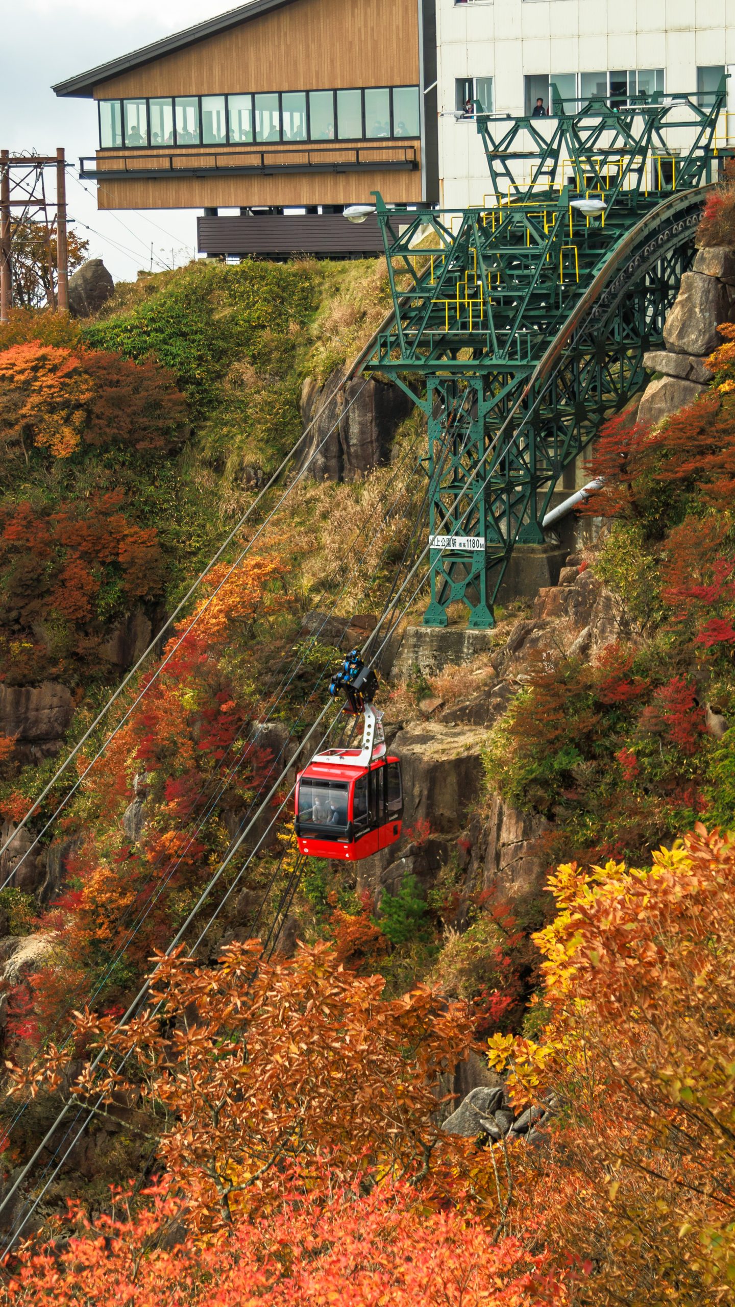 無料壁紙 見晴台から眺める山上駅。PCとデスクトップ壁紙に最適な4K高画質の無料壁紙。三重県菰野町の御在所ロープウエイで撮影したフリー写真素材