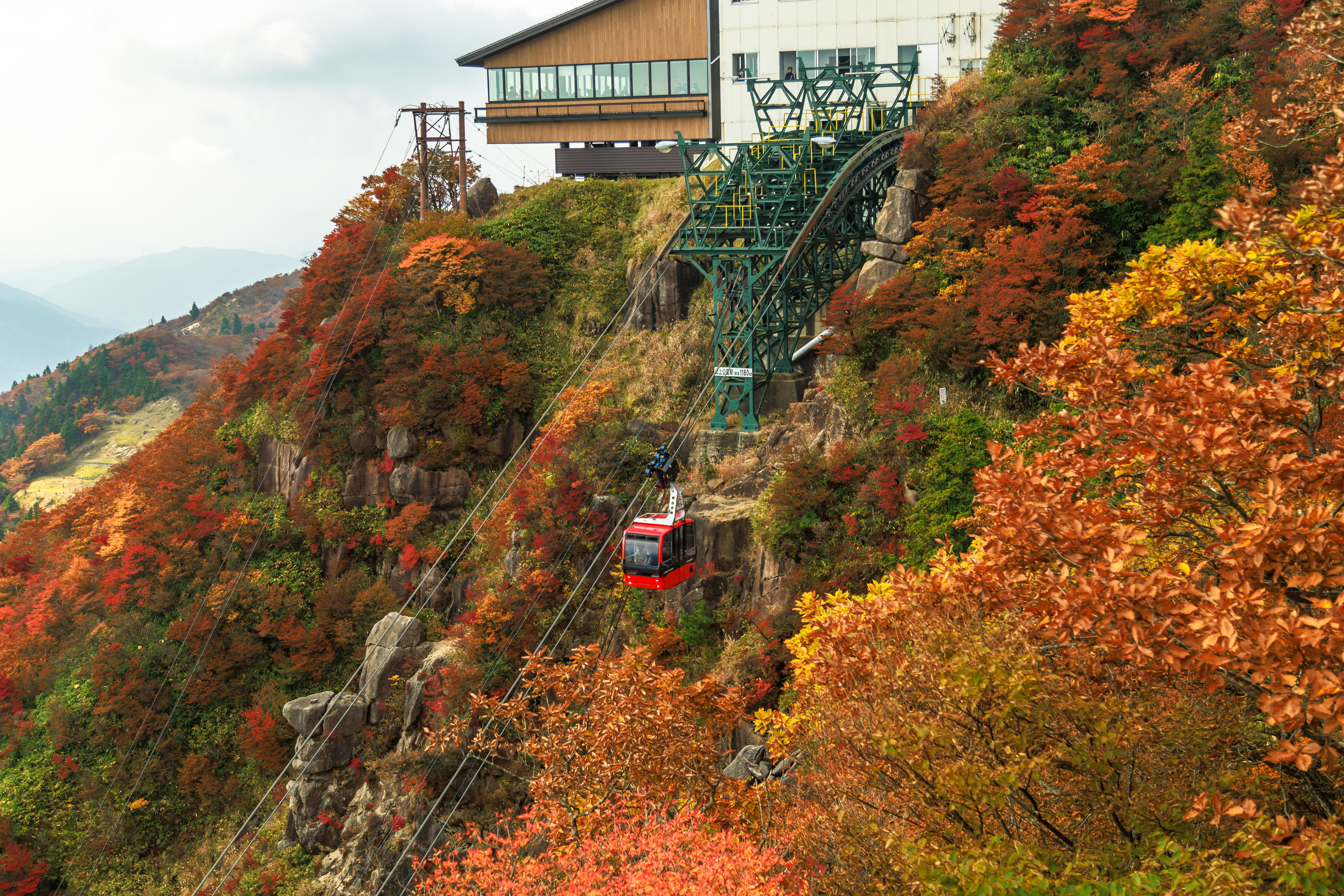 無料壁紙 見晴台から眺める山上駅。PCとデスクトップ壁紙に最適な4K高画質の無料壁紙。三重県菰野町の御在所ロープウエイで撮影したフリー写真素材
