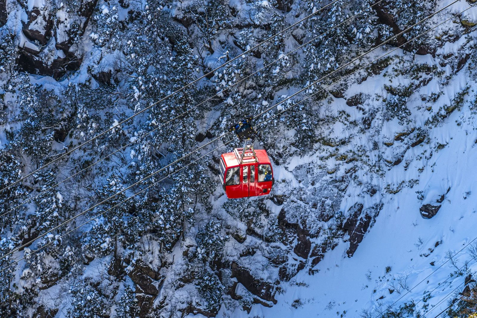 運気が上がる待ち受け 白銀の世界と赤いゴンドラ。AndroidとiPhoneに対応した4K高画質の無料スマホ壁紙。三重県菰野町の御在所ロープウエイで撮影したフリー写真素材