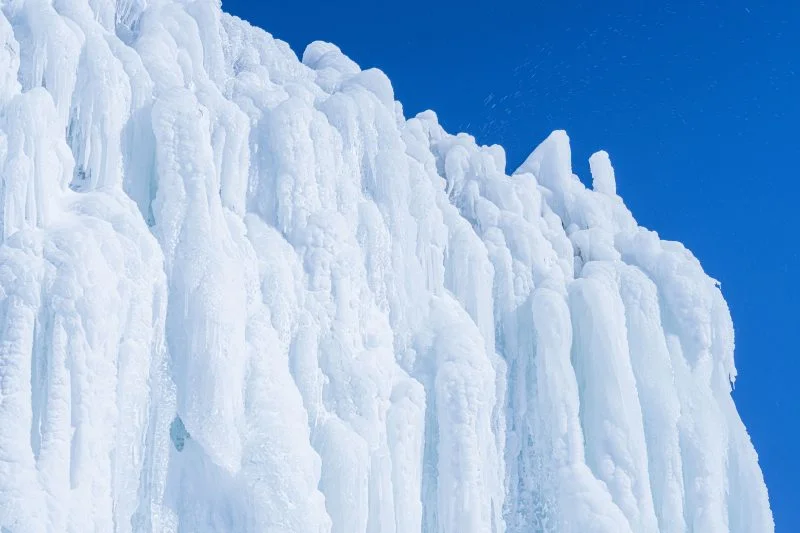 無料壁紙 重なり合う氷柱。PCとデスクトップ壁紙に最適な4K高画質の無料壁紙。三重県菰野町の御在所ロープウエイで撮影したフリー写真素材