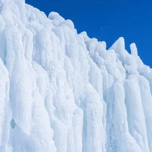 無料壁紙 重なり合う氷柱。PCとデスクトップ壁紙に最適な4K高画質の無料壁紙。三重県菰野町の御在所ロープウエイで撮影したフリー写真素材