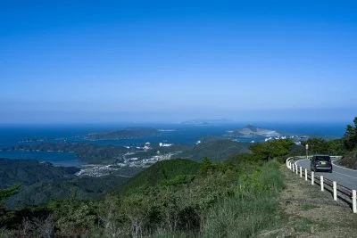 無料壁紙 天空ドライブウェイ。PCとデスクトップ壁紙に最適な4K高画質の無料壁紙。三重県伊勢市の伊勢志摩スカイラインで撮影したフリー写真素材