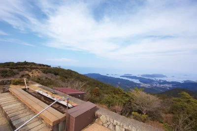 無料壁紙 天空の足湯。PCとデスクトップ壁紙に最適な4K高画質の無料壁紙。三重県伊勢市の伊勢志摩スカイラインで撮影したフリー写真素材