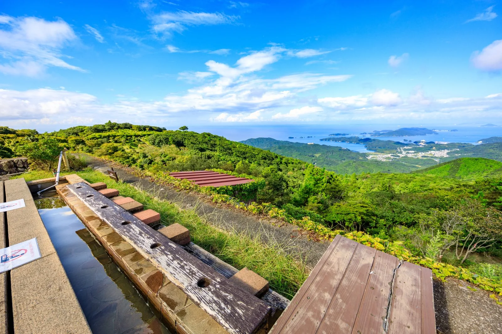 無料壁紙 天空の足湯と鳥羽の町並み。PCとデスクトップ壁紙に最適な4K高画質の無料壁紙。三重県伊勢市の伊勢志摩スカイラインで撮影したフリー写真素材