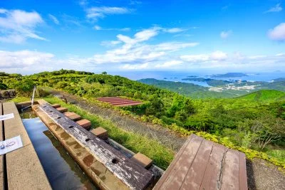 無料壁紙 天空の足湯と鳥羽の町並み。PCとデスクトップ壁紙に最適な4K高画質の無料壁紙。三重県伊勢市の伊勢志摩スカイラインで撮影したフリー写真素材