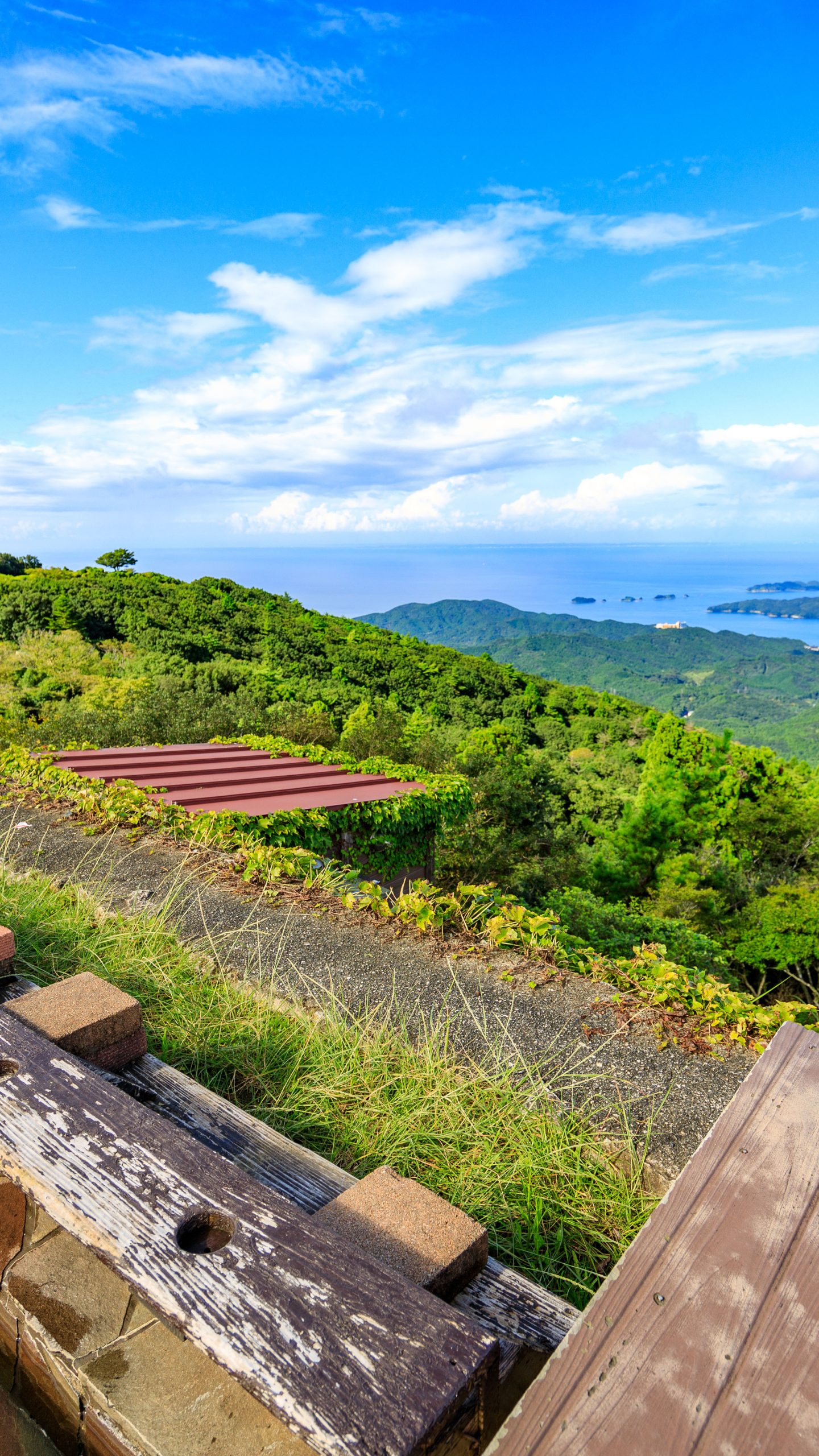 天空の足湯と鳥羽の町並み(三重県伊勢市・伊勢志摩スカイライン)