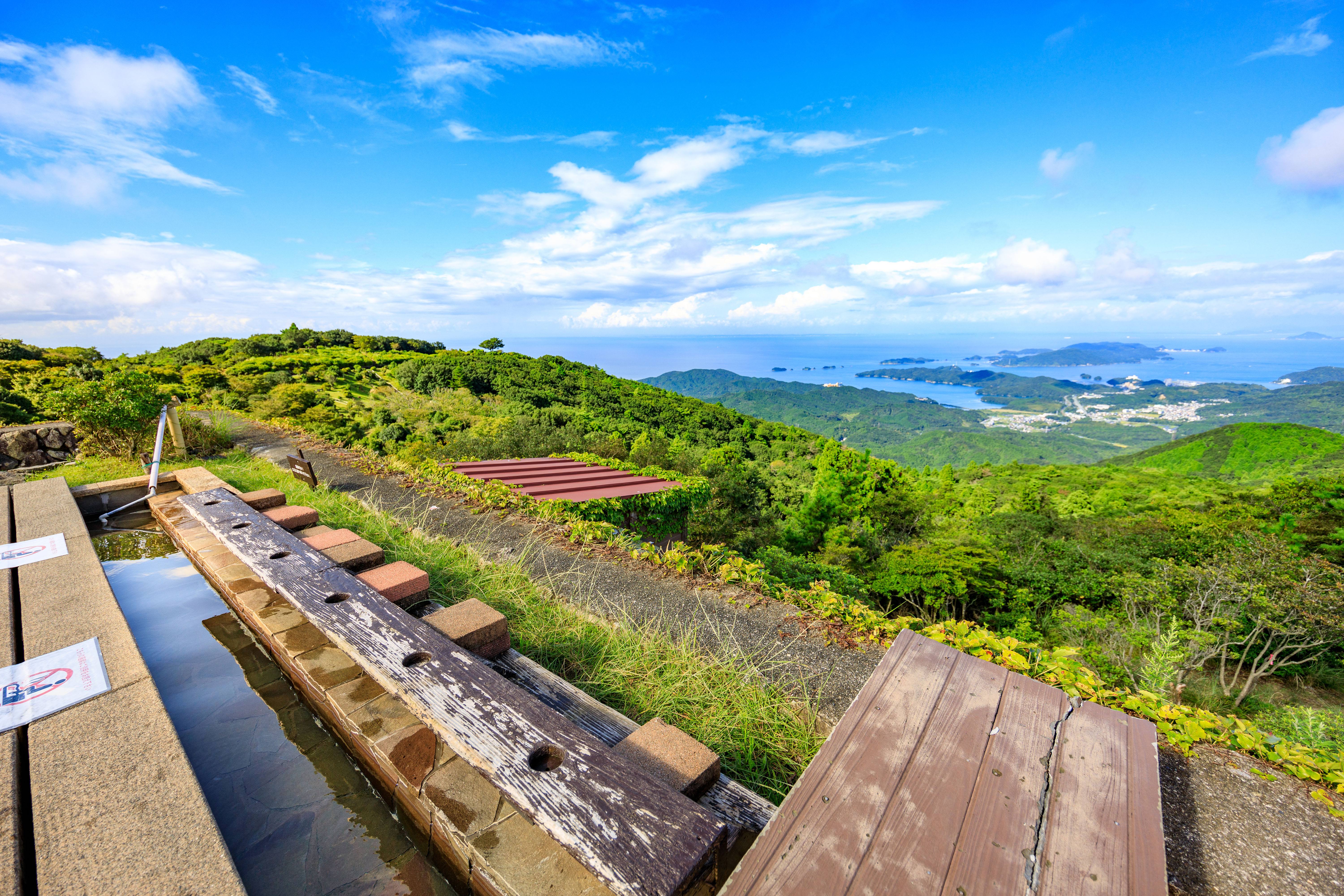 無料壁紙 天空の足湯と鳥羽の町並み。PCとデスクトップ壁紙に最適な4K高画質の無料壁紙。三重県伊勢市の伊勢志摩スカイラインで撮影したフリー写真素材