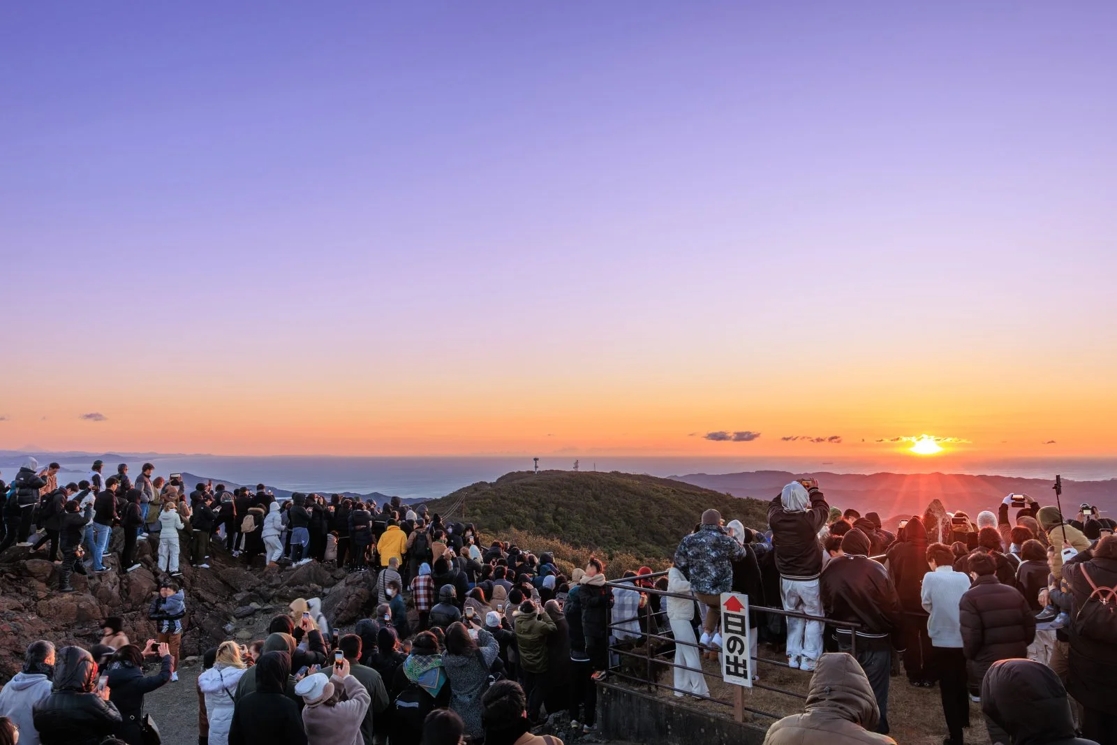 無料壁紙 2024年の初日の出を眺める人々と左端に富士山。PCとデスクトップ壁紙に最適な4K高画質の無料壁紙。三重県伊勢市の伊勢志摩スカイラインで撮影したフリー写真素材