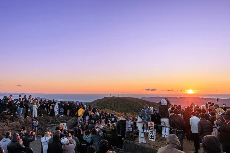 無料壁紙 2024年の初日の出を眺める人々と左端に富士山。PCとデスクトップ壁紙に最適な4K高画質の無料壁紙。三重県伊勢市の伊勢志摩スカイラインで撮影したフリー写真素材