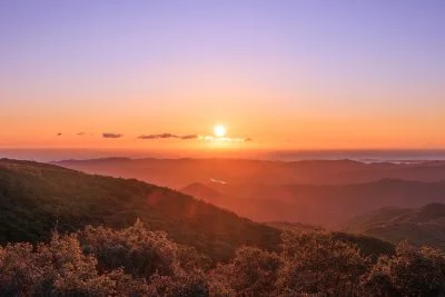 無料壁紙 太平洋から昇る初日の出。PCとデスクトップ壁紙に最適な4K高画質の無料壁紙。三重県伊勢市の伊勢志摩スカイラインで撮影したフリー写真素材