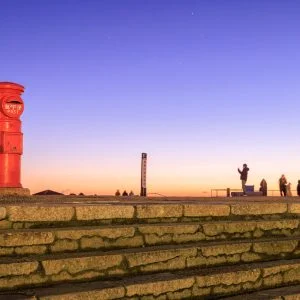 無料壁紙 朝焼けの天空のポスト。PCとデスクトップ壁紙に最適な4K高画質の無料壁紙。三重県伊勢市の伊勢志摩スカイラインで撮影したフリー写真素材