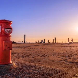 無料壁紙 天空のポストと初日の出。PCとデスクトップ壁紙に最適な4K高画質の無料壁紙。三重県伊勢市の伊勢志摩スカイラインで撮影したフリー写真素材