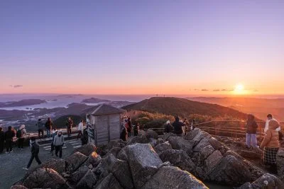 無料壁紙 展望足湯付近で初日の出を眺める。PCとデスクトップ壁紙に最適な4K高画質の無料壁紙。三重県伊勢市の伊勢志摩スカイラインで撮影したフリー写真素材