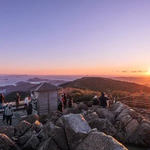 無料壁紙 展望足湯付近で初日の出を眺める。PCとデスクトップ壁紙に最適な4K高画質の無料壁紙。三重県伊勢市の伊勢志摩スカイラインで撮影したフリー写真素材