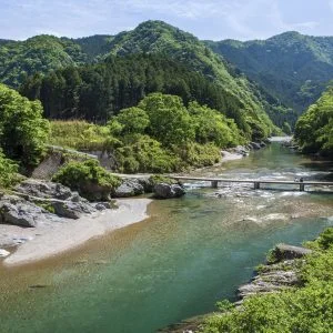 無料壁紙 飯高の沈下橋。PCとデスクトップ壁紙に最適な4K高画質の無料壁紙。三重県松阪市の香肌峡で撮影したフリー写真素材