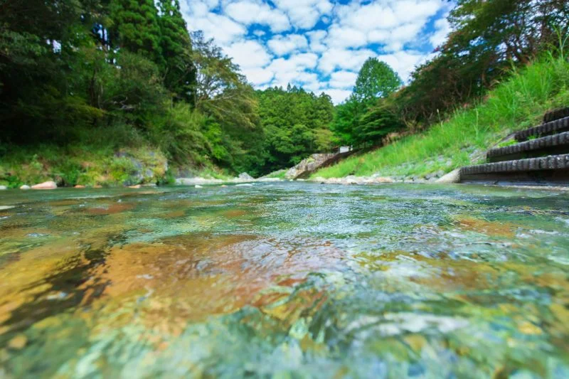無料壁紙 奥香肌峡の青い水面。PCとデスクトップ壁紙に最適な4K高画質の無料壁紙。三重県松阪市の香肌峡で撮影したフリー写真素材