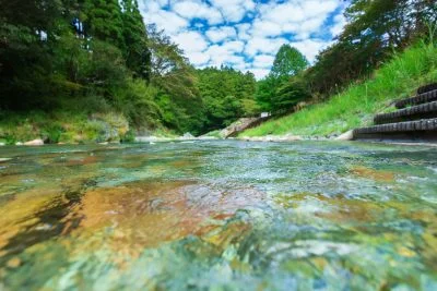 無料壁紙 奥香肌峡の青い水面。PCとデスクトップ壁紙に最適な4K高画質の無料壁紙。三重県松阪市の香肌峡で撮影したフリー写真素材