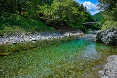 無料壁紙 櫛田川ブルー。PCとデスクトップ壁紙に最適な4K高画質の無料壁紙。三重県松阪市の香肌峡で撮影したフリー写真素材