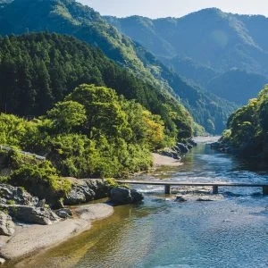 無料壁紙 沈下橋。PCとデスクトップ壁紙に最適な4K高画質の無料壁紙。三重県松阪市の香肌峡で撮影したフリー写真素材