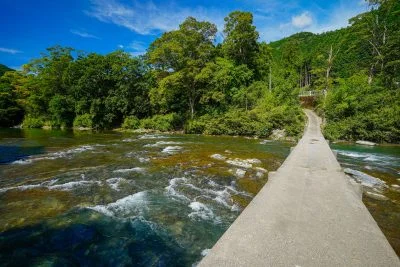 無料壁紙 沈下橋からの眺め。PCとデスクトップ壁紙に最適な4K高画質の無料壁紙。三重県松阪市の香肌峡で撮影したフリー写真素材