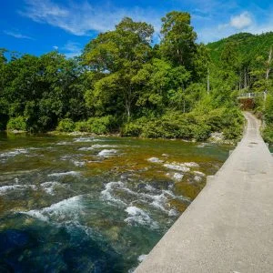 無料壁紙 沈下橋からの眺め。PCとデスクトップ壁紙に最適な4K高画質の無料壁紙。三重県松阪市の香肌峡で撮影したフリー写真素材