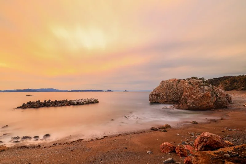 無料壁紙 古里の浜の夕焼け。PCとデスクトップ壁紙に最適な4K高画質の無料壁紙。三重県鳥羽市の神島で撮影したフリー写真素材