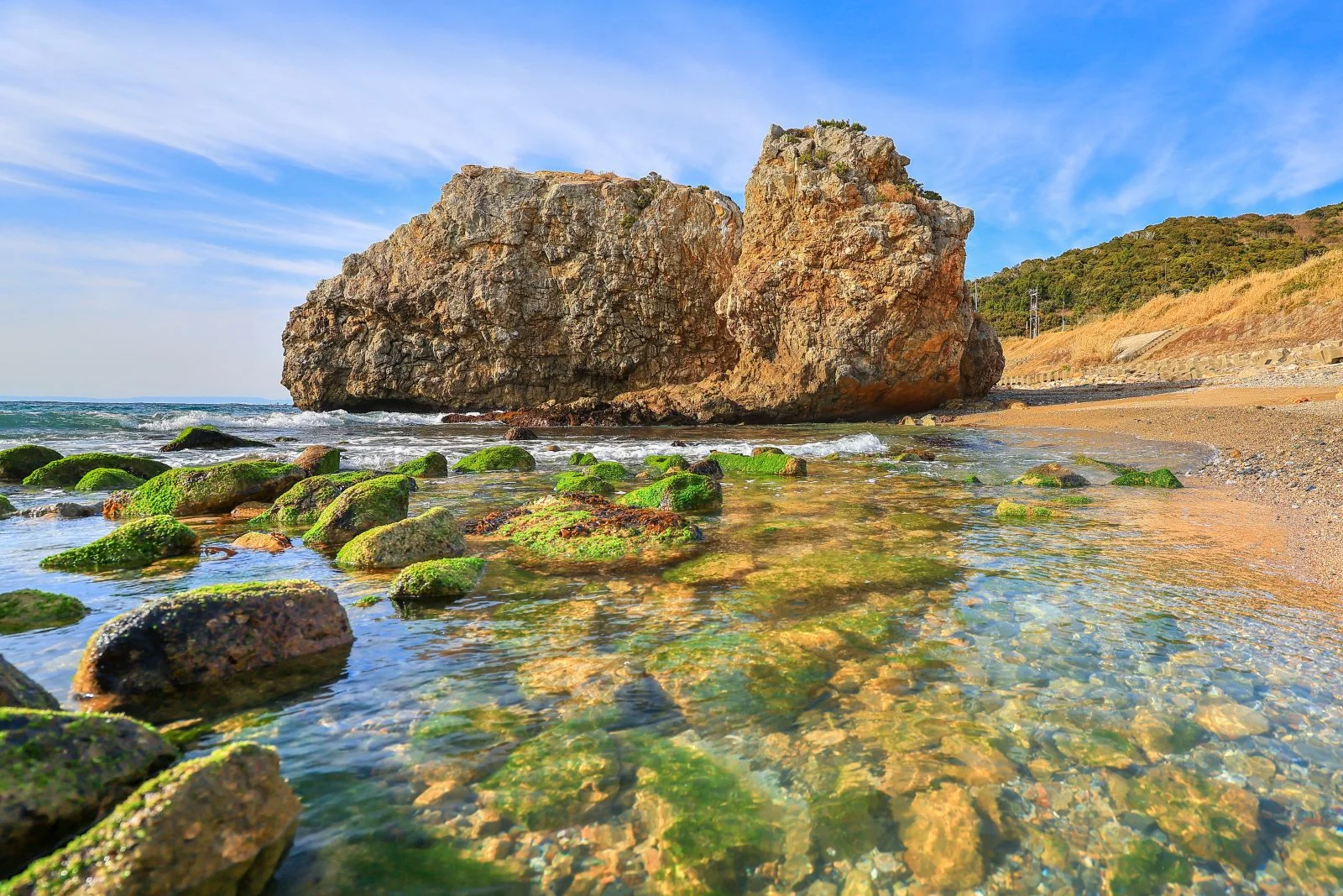 無料壁紙 巨大な八畳岩。PCとデスクトップ壁紙に最適な4K高画質の無料壁紙。三重県鳥羽市の神島で撮影したフリー写真素材