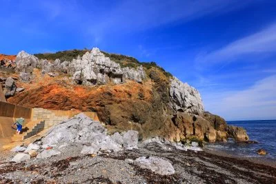 無料壁紙 浜から眺めるカルスト地形。PCとデスクトップ壁紙に最適な4K高画質の無料壁紙。三重県鳥羽市の神島で撮影したフリー写真素材