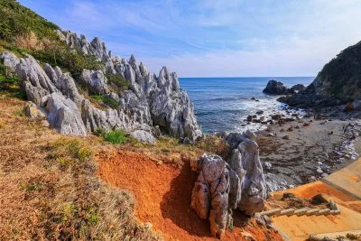 無料壁紙 カルスト地形と浜。PCとデスクトップ壁紙に最適な4K高画質の無料壁紙。三重県鳥羽市の神島で撮影したフリー写真素材