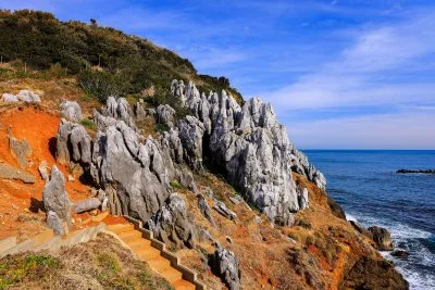 無料壁紙 カルスト地形と青い海。PCとデスクトップ壁紙に最適な4K高画質の無料壁紙。三重県鳥羽市の神島で撮影したフリー写真素材