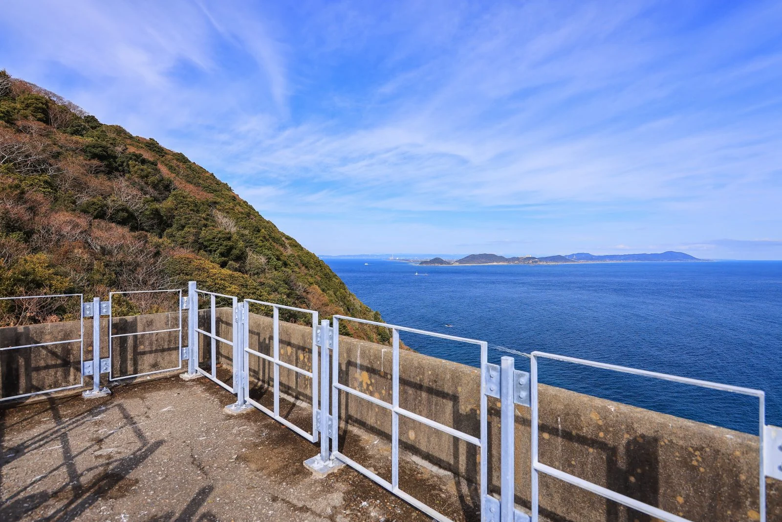 無料壁紙 監的哨跡の屋上。PCとデスクトップ壁紙に最適な4K高画質の無料壁紙。三重県鳥羽市の神島で撮影したフリー写真素材