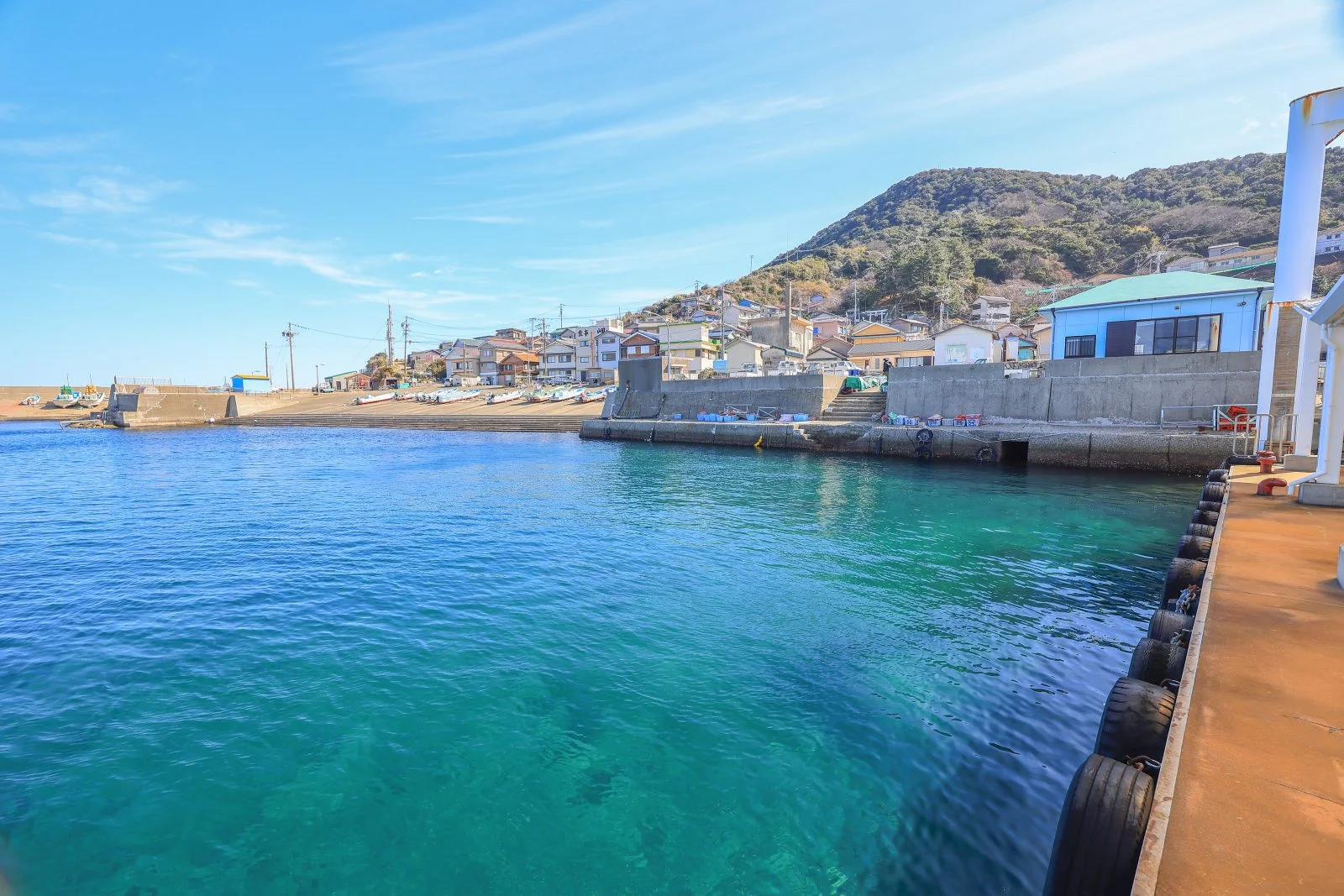 無料壁紙 神島桟橋から眺める青い海。PCとデスクトップ壁紙に最適な4K高画質の無料壁紙。三重県鳥羽市の神島で撮影したフリー写真素材