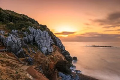 無料壁紙 カルスト地形の朝焼け。PCとデスクトップ壁紙に最適な4K高画質の無料壁紙。三重県鳥羽市の神島で撮影したフリー写真素材