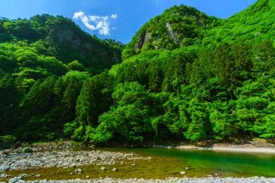 無料壁紙 夫婦岩と青蓮寺川。PCとデスクトップ壁紙に最適な4K高画質の無料壁紙。三重県名張市の香落渓で撮影したフリー写真素材