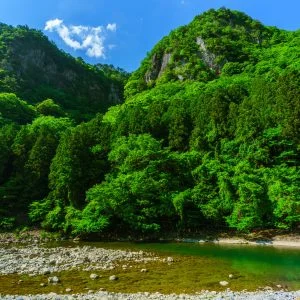 無料壁紙 夫婦岩と青蓮寺川。PCとデスクトップ壁紙に最適な4K高画質の無料壁紙。三重県名張市の香落渓で撮影したフリー写真素材