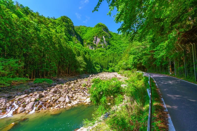 無料壁紙 夫婦山を県道から眺める。PCとデスクトップ壁紙に最適な4K高画質の無料壁紙。三重県名張市の香落渓で撮影したフリー写真素材