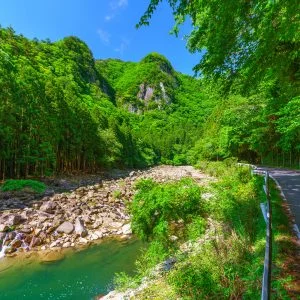 無料壁紙 夫婦山を県道から眺める。PCとデスクトップ壁紙に最適な4K高画質の無料壁紙。三重県名張市の香落渓で撮影したフリー写真素材