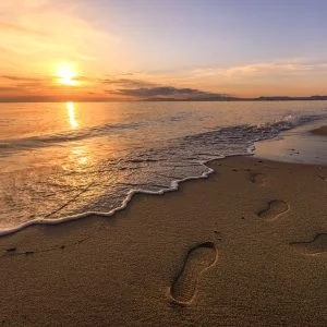 無料壁紙 砂浜に残る足跡。PCとデスクトップ壁紙に最適な4K高画質の無料壁紙。三重県津市の香良洲海岸で撮影したフリー写真素材