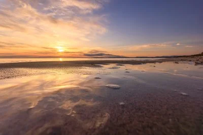 無料壁紙 潮溜まりに映る空模様。PCとデスクトップ壁紙に最適な4K高画質の無料壁紙。三重県津市の香良洲海岸で撮影したフリー写真素材