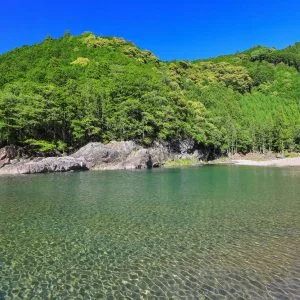 無料壁紙 浅瀬で透明度抜群。PCとデスクトップ壁紙に最適な4K高画質の無料壁紙。三重県大台町のからすき谷公園で撮影したフリー写真素材