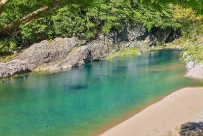 無料壁紙 左下の砂浜でキャンプなど可能。PCとデスクトップ壁紙に最適な4K高画質の無料壁紙。三重県大台町のからすき谷公園で撮影したフリー写真素材