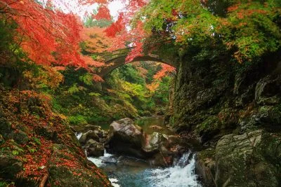 無料壁紙 忍田橋を下流から眺める。PCとデスクトップ壁紙に最適な4K高画質の無料壁紙。三重県津市の河内渓谷で撮影したフリー写真素材