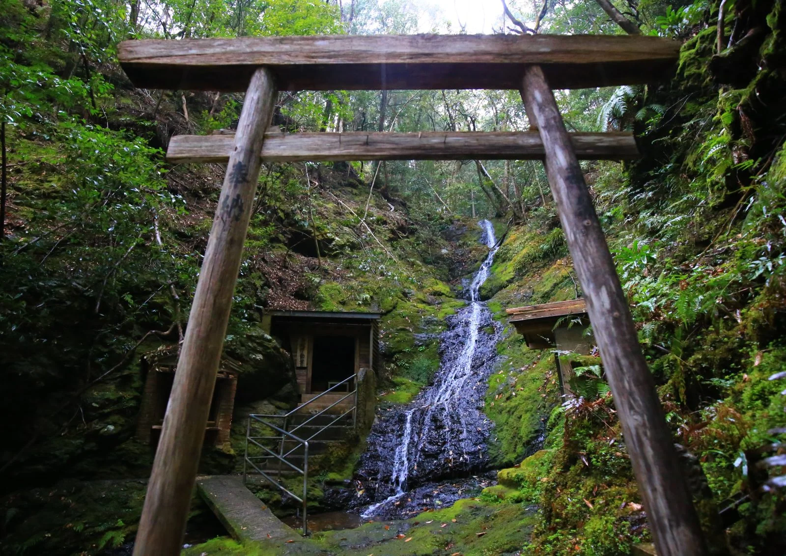 無料壁紙 馬越不動滝と鳥居。PCとデスクトップ壁紙に最適な4K高画質の無料壁紙。三重県紀北町の馬越峠で撮影したフリー写真素材