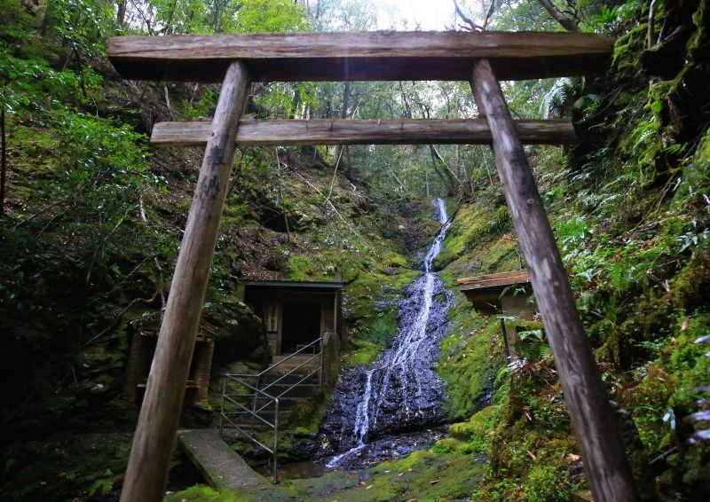 無料壁紙 馬越不動滝と鳥居。PCとデスクトップ壁紙に最適な4K高画質の無料壁紙。三重県紀北町の馬越峠で撮影したフリー写真素材