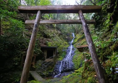 無料壁紙 馬越不動滝と鳥居。PCとデスクトップ壁紙に最適な4K高画質の無料壁紙。三重県紀北町の馬越峠で撮影したフリー写真素材