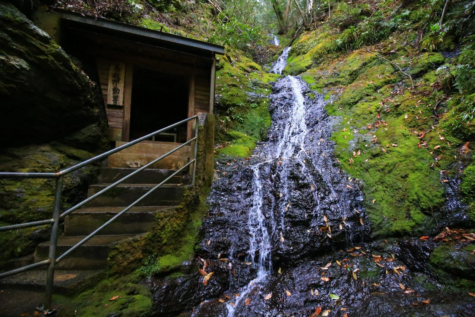 無料壁紙 馬越不動滝。PCとデスクトップ壁紙に最適な4K高画質の無料壁紙。三重県紀北町の馬越峠で撮影したフリー写真素材